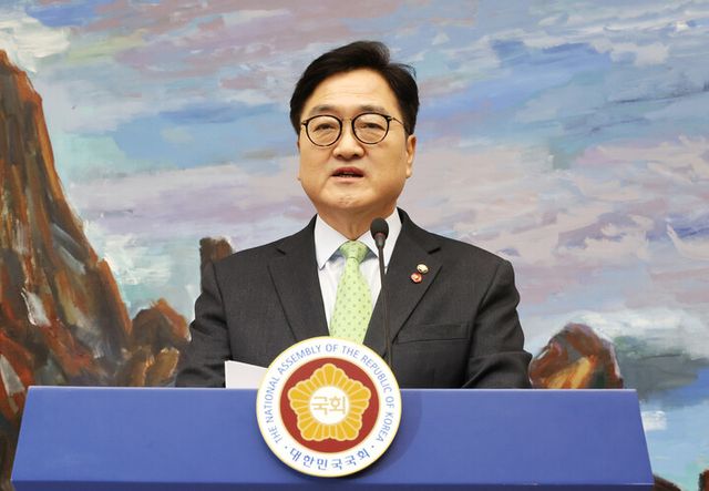 우원식 국회의장이 27일 국회에서 헌법재판소의 대통령 탄핵심판 선고 지체 상황 등과 관련한 담화문을 발표하고 있다. [사진=연합뉴스]