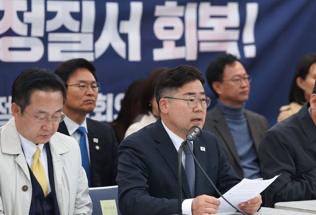 박찬대 더불어민주당 원내대표가 27일 서울 종로구 광화문 천막당사에서 열린 정책조정회의에서 발언하고 있다. [사진=연합뉴스]