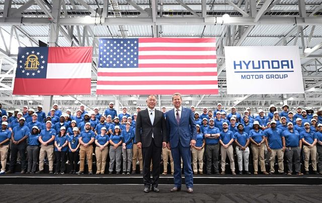 정의선&nbsp;현대차그룹&nbsp;회장과&nbsp;브라이언&nbsp;켐프(Brian&nbsp;P.&nbsp;Kemp)&nbsp;조지아&nbsp;주지사가&nbsp;HMGMA&nbsp;준공식에서&nbsp;기념사진을&nbsp;촬영하고&nbsp;있는&nbsp;모습. [사진=현대차그룹]