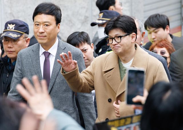 한동훈 국민의힘 전 대표가 2일 오후 서울 종로구 대학로 한 극장에서 제2연평해전을 다룬 연극 '바다는 비에 젖지 않는다'를 관람하기 위해 이동하고 있다. [사진=연합뉴스]