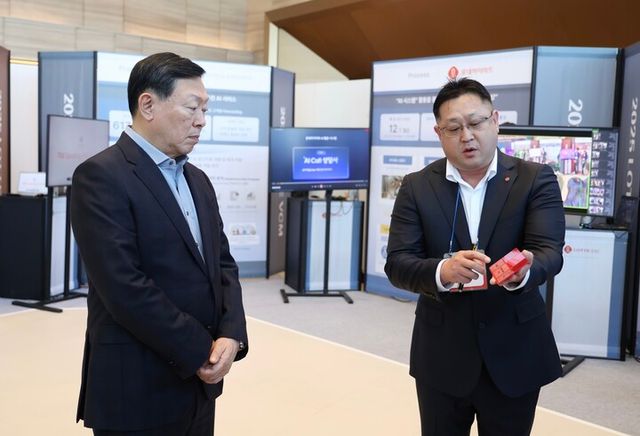 신동빈 롯데 회장(왼쪽)이 롯데케미칼의 'AI 기반 컬러 예측 시스템'에 대한 설명을 듣고 있다. [사진=롯데그룹]