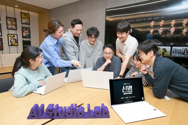 KT AI 스튜디오 랩 직원들이 ‘신병 3’의 AI 마케팅 영상 제작 도입 방안에 대해 논의하고 있다. [사진=KT]