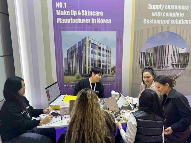 오서준 씨앤씨인터내셔널 이사(가운데)가 해외 바이어들과 상담하고 있다. [사진=씨앤씨인터내셔널]