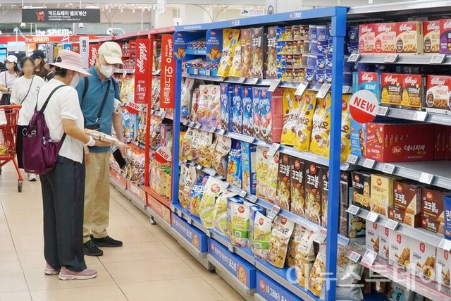 서울의 한 대형마트에서 이용객이 상품을 고르고 있다. [사진=이뉴스투데이DB]
