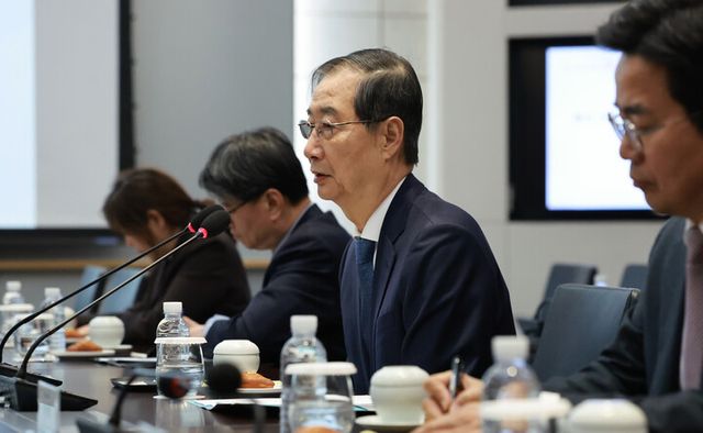 한덕수 대통령 권한대행 국무총리가 31일 경기도 SK하이닉스 이천캠퍼스 수펙스(SUPEX)센터에서 열린 '반도체산업 현장 간담회'에서 발언하고 있다. [사진=연합뉴스]