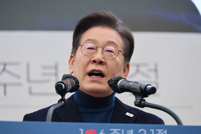 이재명 더불어민주당 대표가 지난 1일 서울 종로구 안국동 사거리에서 열린 '야 5당 공동 내란종식·민주헌정수호를 위한 윤석열 파면 촉구 범국민대회'에서 발언하고 있다. [사진=연합뉴스]