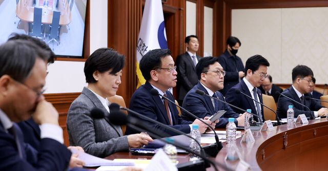 최상목 대통령 권한대행 부총리 겸 기획재정부 장관이 5일 정부서울청사에서 열린 '국정현안관계장관회의 겸 경제관계장관회의 겸 산업경쟁력강화관계장관회의'를 주재하며 발언하고 있다. [사진=연합뉴스]