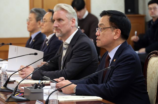 최상목 대통령 권한대행 부총리 겸 기획재정부 장관이 5일 정부서울청사에서 외국인정책위원회를 주재하며 발언하고 있다. [사진=연합뉴스]