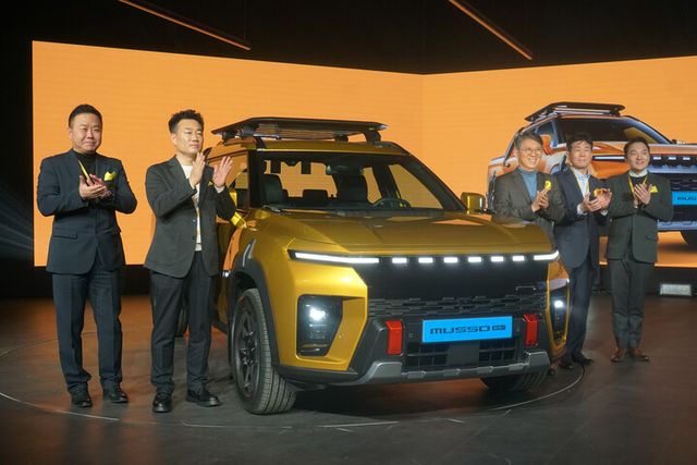 5일&nbsp;경기 평택 본사에서 픽업 통합 브랜드 ‘무쏘’ 신차 발표회에서 곽재선 KG그룹 회장(왼쪽에서 세번째) 등 임직원이 무쏘 EV와 기념촬영을 하고 있다.&nbsp;[사진=안경선 기자]
