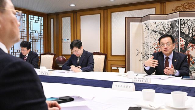 최상목 대통령 권한대행 부총리 겸 기획재정부 장관이 5일 정부서울청사에서 대외경제 현안 간담회를 주재하고 발언하고 있다. [사진=기획재정부]