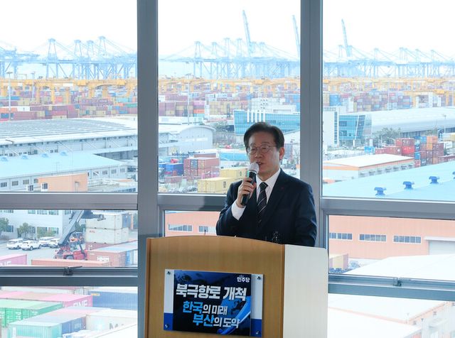 이재명 더불어민주당 대표가 6일 오전 부산 강서구 부산신항홍보관을 찾아 발언하고 있다. [사진=연합뉴스]