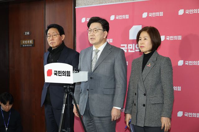 권성동 국민의힘 원내대표가 6일 서울 여의도 국회 의원회관에서 이주호 사회부총리 겸 교육부 장관과 2026학년도 의대 정원 문제를 논의하기 위한 긴급 비공개 회의를 한 후 의료인력 수급 등과 관련한 현안 브리핑을 하고 있다. [사진=연합뉴스]