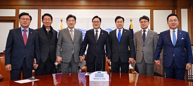 우원식 국회의장이 6일 서울 여의도 국회 의장집무실에서 열린 국정협의회에서 국민의힘 권성동 원내대표, 더불어민주당 박찬대 원내대표 등 양당 원내지도부와 기념촬영 하고 있다.왼쪽부터 국민의힘 박형수 원내수석부대표, 김상훈 정책위의장, 권성동 원내대표, 우 의장, 더불어민주당 박찬대 원내대표, 진성준 정책위의장, 박성준 원내수석부대표. 2025.3.6 [공동취재]