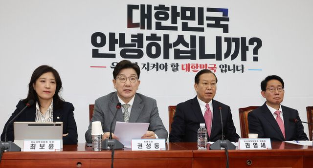 국민의힘 권성동 원내대표(왼쪽 두번째)가 6일 국회에서 열린 비상대책위원회의에서 발언하고 있다. [사진=연합뉴스]
