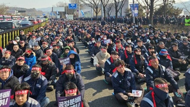 전국금속노동조합 현대제철 지회 소속 조합원 1만여명이 11일 오후 서울 양재동 현대차그룹 본사 앞에서 시위를 하고 있다. [사진=현대제철 노조 인천지회 홈페이지]