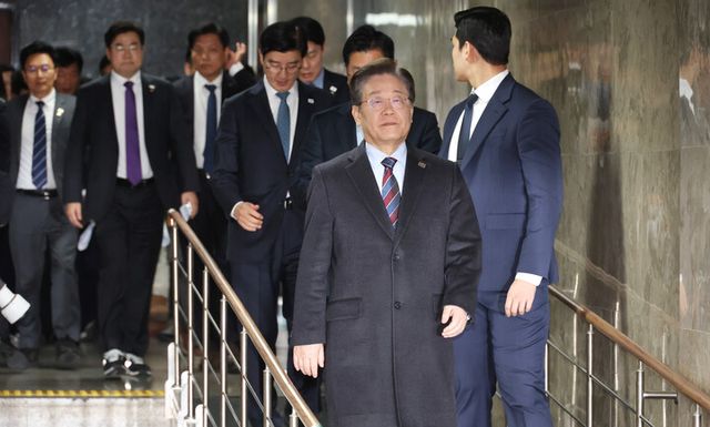 더불어민주당 이재명 대표와 박찬대 원내대표 등 의원들이 윤석열 대통령의 석방이 알려진 7일 서울 여의도 국회에서 열린 긴급 의원총회에 참석하고 있다. [사진=연합뉴스]