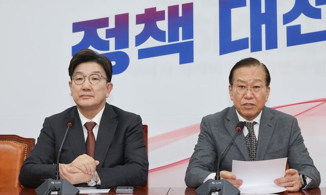 &nbsp;7일 국민의힘 권영세 비상대팩위원장(오른쪽)과 권성동 원내대표가 서울 여의도 국회에서 윤석열 대통령의 구속 취소에 입장 발표를 하고 있다. [사진=연합뉴스]