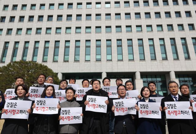 박찬대 더불어민주당 원내대표 등 의원들이 8일 서울 서초구 대검찰청 앞에서 법원의 윤석열 대통령 구속 취소 결정 관련 검찰에 즉시 항고를 촉구하는 기자회견을 하고 있다. [사진=연합뉴스]