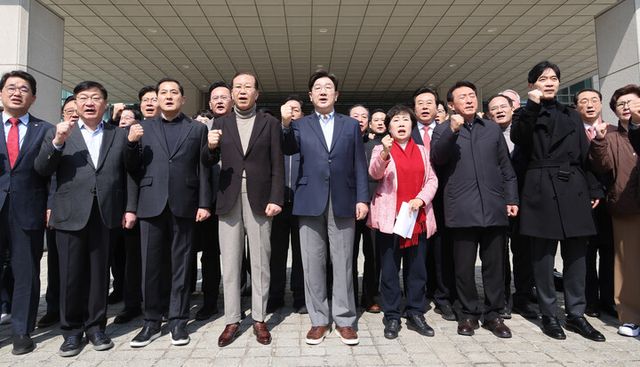 국민의힘 권영세 비상대책위원장과 권성동 원내대표 등 의원들이 8일 서울 대검찰청 앞에서 비상의원총회를 열고 윤석열 대통령의 석방을 촉구하고 있다. [사진=연합뉴스]