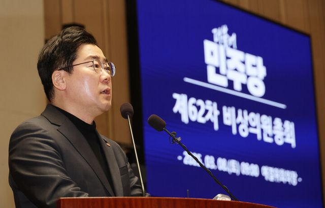 박찬대 더불어민주당 원내대표가 8일 서울 여의도 국회에서 열린 비상 의원총회에서 발언하고 있다. [사진=연합뉴스]