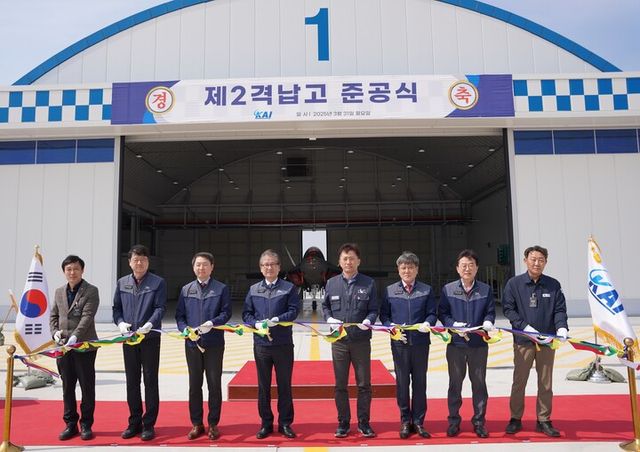 제2격납고 준공식 행사 단체사진. 왼쪽에서 4번째 강구영 KAI 사장. [사진=KAI]