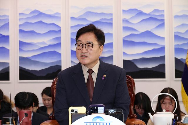 우원식 국회의장이 31일 서울 여의도 국회에서 정부의 '10조 필수추경' 방안 등을 논의하기 위한 여야 원내대표 회동을 주재하고 있다. [사진=연합뉴스]