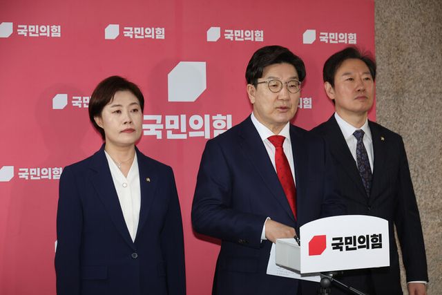 권성동 국민의힘 원내대표가 1일 서울 여의도 국회에서 현안 관련 브리핑을 하고 있다. [사진=연합뉴스]