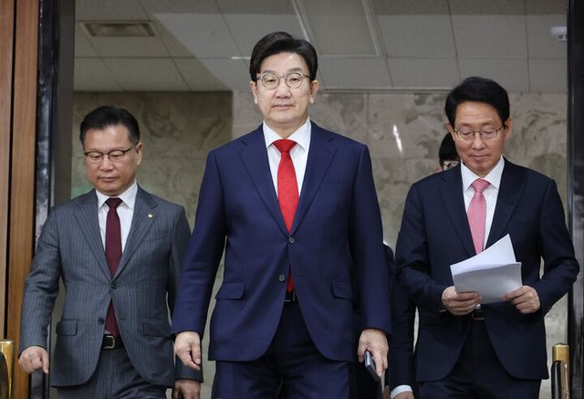 ·권성동 국민의힘 원내대표가 1일 국회에서 열린 원내대책회의에 입장하고 있다. [사진=연합뉴스]