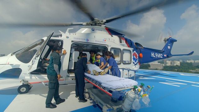 LG전자가 아주대학교병원과 응급의료지원 업무협약을 체결하고 국내 전 사업장에서 중증 응급환자가 발생하면 닥터 헬기로 빠르게 이송할 수 있는 체계를 만들었다. 사진은 아주대학교병원의 닥터 헬기 모습