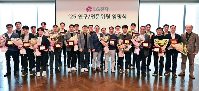 LG전자가&nbsp;미래준비&nbsp;경쟁력&nbsp;확보를&nbsp;주도할&nbsp;인재를&nbsp;연구위원과&nbsp;전문위원으로&nbsp;발탁했다. 마곡 LG사이언스파크에서 열린 임명식에 참석한&nbsp;신임 연구/전문위원들이 기념촬영을 하고 있다. [사진=LG전자]