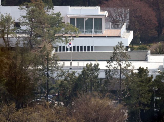 윤석열 전 대통령이 머무르고 있는 서울 용산구 한남동 관저 모습. 윤 전 대통령은 이르면 11일 한남동 관저를 떠나 서초동 사저로 옮길 것으로 보인다. [사진=연합뉴스]