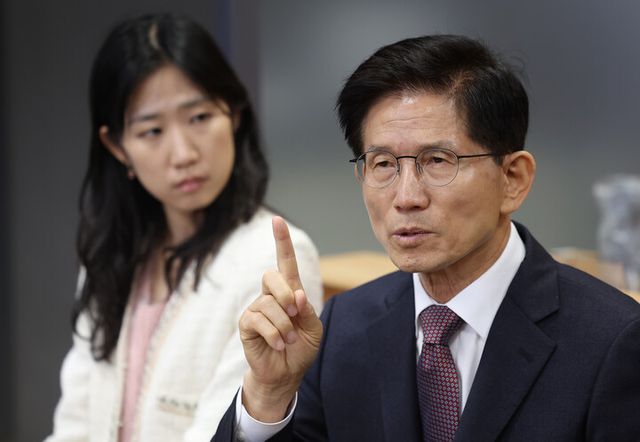 김문수 전 고용노동부 장관이 10일 서울 종로구 전태일기념관에서 열린 '청년과 함께하는 전태일기념관' 행사에서 발언하고 있다. [사진=연합뉴스]