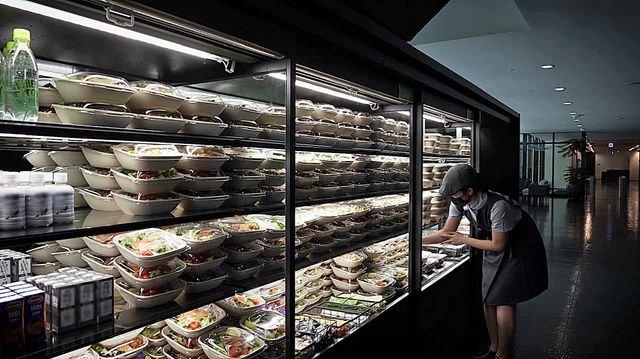 풀무원푸드앤컬처가 운영하는 위탁급식 사업장에서 영양사가 고객들에게 제공할 샐러드를&nbsp;TO-GO존에 진열하고 있다. [사진=풀무원푸드앤컬처]