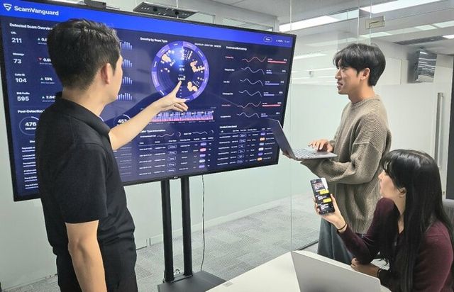 SK텔레콤 구성원들이 AI 사이버보안 기술인 '스캠뱅가드'를 점검하고 있다. [사진=SK텔레콤]