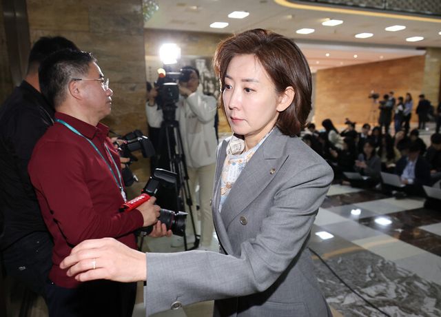 나경원 국민의힘 의원이 헌재의 윤석열 대통령 탄핵 인용이 발표된 지난 4일 서울 여의도 국회에서 열린 긴급 의원총회에 참석하고 있다. [사진=연합뉴스]