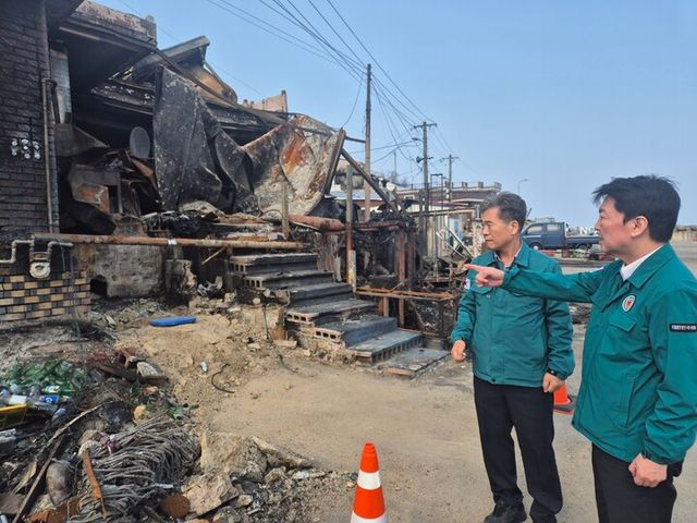 안철수 국민의힘 의원은 10일 오후 경북 영덕군 영덕읍 산불피해 현장을 방문해&nbsp;
