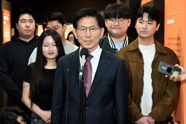 김문수 전 고용노동부 장관이 10일 서울 종로구 전태일기념관에서 청년들과 전시관을 둘러본 후 취재진 질문에 답하고 있다. [사진=연합뉴스]