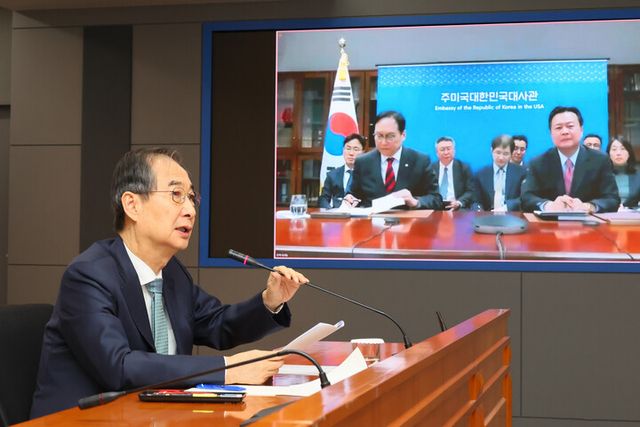 한덕수 대통령 권한대행 국무총리가 10일 정부서울청사에서 미국 도널드 트럼프 행정부의 관세 정책 대응을 위해 방미 중인 정인교 산업통상자원부 통상교섭본부장, 조현동 주미한국대사로부터 화상으로 상황 보고를 받으며 발언하고 있다. 2025.4.10 [국무총리실 제공. 재판매 및 DB 금지]