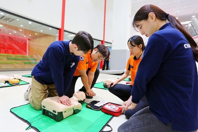 티웨이항공 훈련센터에서 객실승무원들이 소방안전 교육 훈련을 통해 심폐소생술(CPR) 및 기내 응급처치 등 고강도 안전 훈련을 받고 있다. [사진=티웨이항공]