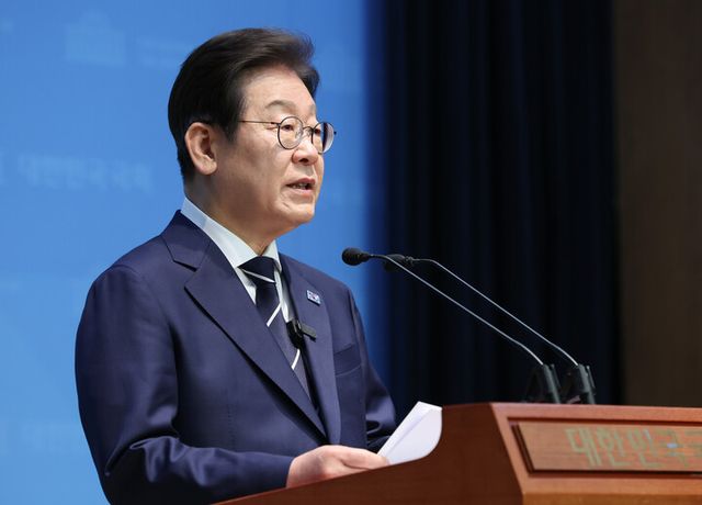 이재명 더불어민주당 전 대표가 11일 서울 여의도 국회 소통관에서 집권 청사진 등을 소개하는 '비전 선포식 및 캠프 일정 발표'를 하고 있다. [사진=연합뉴스]