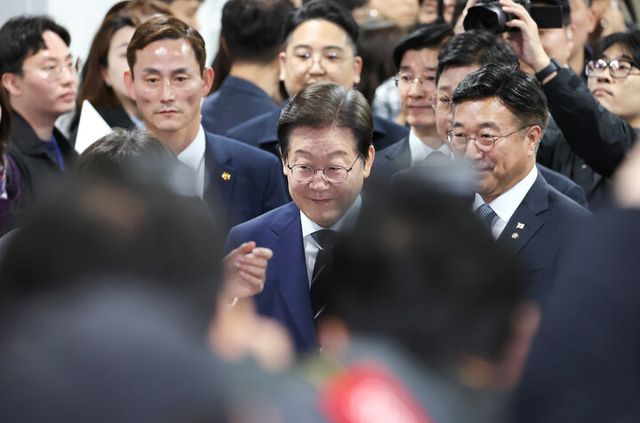 더불어민주당 대선 경선에 출마한 이재명 예비후보가 11일 서울 여의도 국회 소통관에서 집권 청사진 등을 소개하는 '비전 선포식 및 캠프 일정 발표'를 하기 위해 이동하고 있다. [사진=연합뉴스]