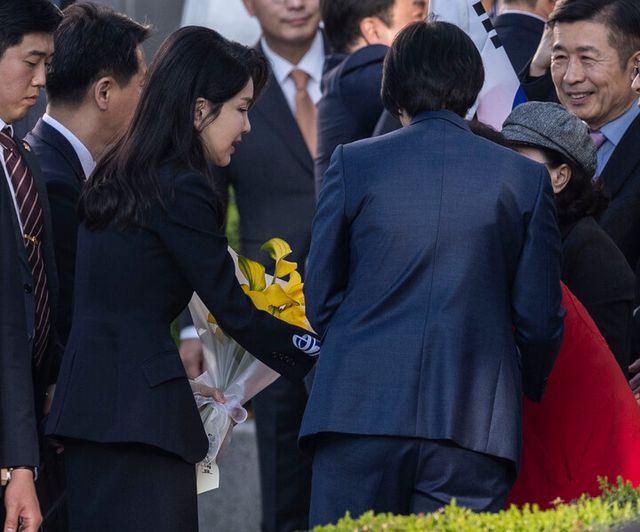 윤석열 전 대통령의 부인 김건희 여사가 11일 윤 전 대통령과 한남동 관저를 떠나 사저가 있는 서초구 아크로비스타에 도착해 환영을 받고 있다. [사진=연합뉴스]