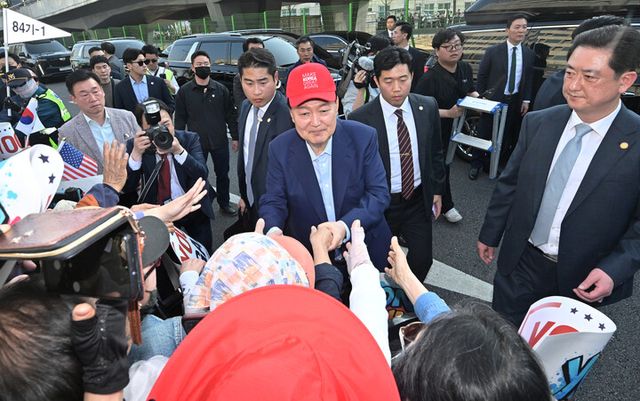 윤석열 전 대통령이 11일 서울 용산구 한남동 관저에서 나와 서초동 사저로 향하기 전 지지자들과 인사하고 있다. [사진=연합뉴스]