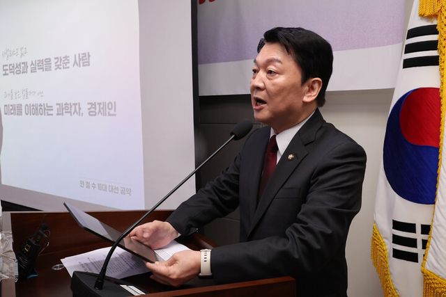 국민의힘 대선주자인 안철수 의원이 13일 서울 여의도 국회 의원회관에서 대선공약을 발표하고 있다. [사진=연합뉴스]