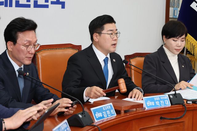 박찬대 더불어민주당 대표 직무대행 겸 원내대표가 14일 서울 여의도 국회에서 열린 최고위원회의를 주재하고 있다. [사진=연합뉴스]