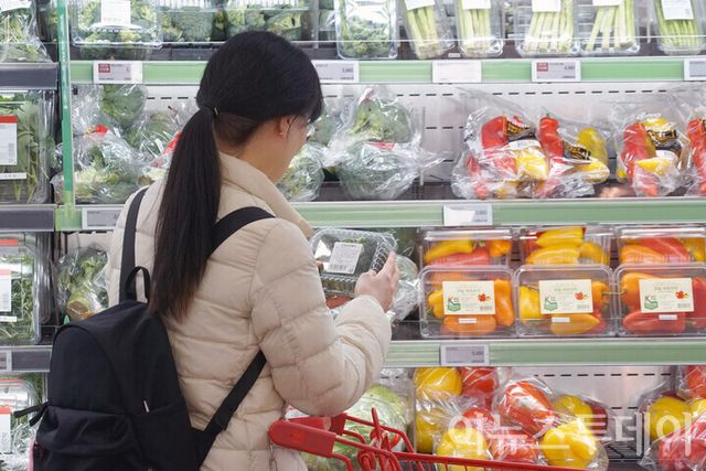3일 오후 서울 중구 롯데마트 제타플렉스 서울역점에서 한 방문객이 진열된 채소를 고르고 있다. 2025.04.03. [사진=이뉴스투데이DB]