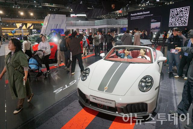 8일 오전 경기 고양시 킨텍스에서 열린 ‘2025서울모빌리티쇼’에 마련된 포르쉐코리아 부스가 방문객들로 붐비고 있다. 사진=이뉴스투데이DB]