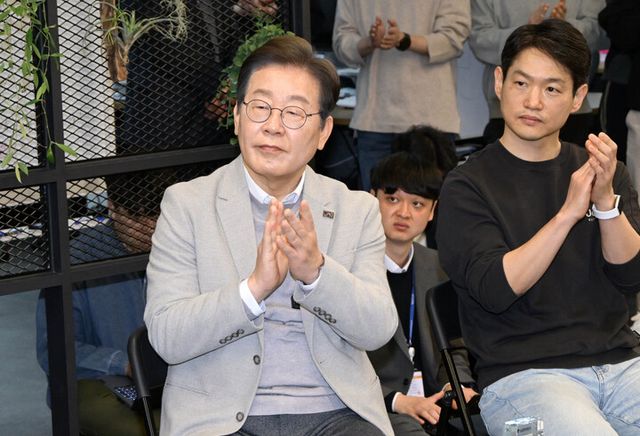 이재명 더불어민주당 대선 예비후보가 14일 서울 강남구 퓨리오사AI에서 백준호 퓨리오사AI 대표의 기술소개를 들은 후 박수치고 있다. [사진=연합뉴스]