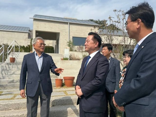 김두관 전 의원이 9일 경남 양산시 평산마을을 찾아 문재인 전 대통령과 대화하고 있다. [사진=김두관 의원 측]