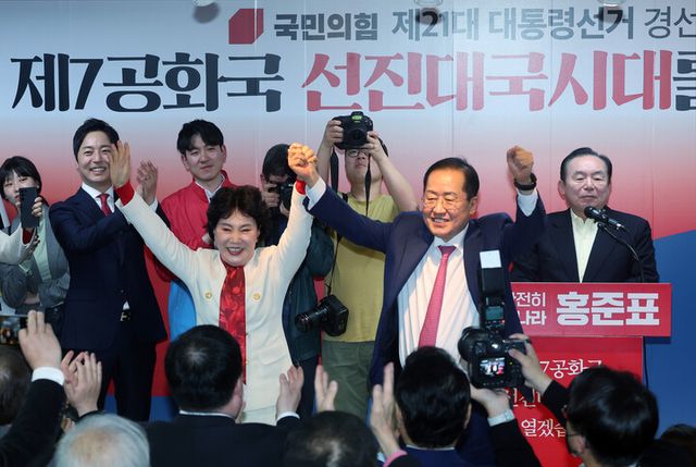 홍준표 전 대구시장이 14일 서울 여의도 대하빌딩에 마련된 선거사무소에서 제21대 대통령 선거 출마 선언 후 부인 이순삼 씨와 손을 잡고 인사를 하고 있다. [사진=연합뉴스]